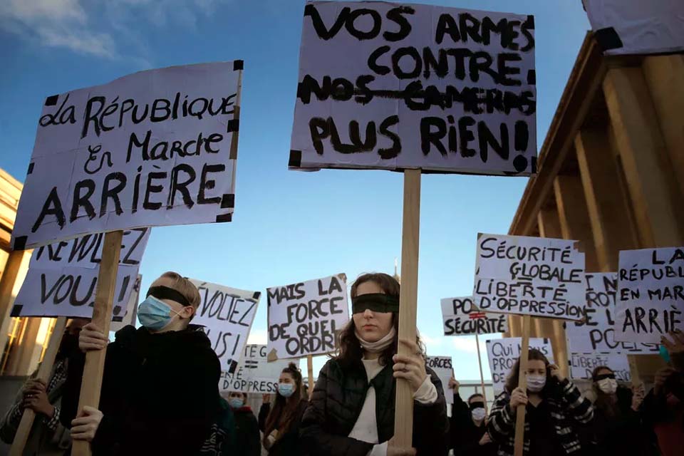Assembleia francesa aprova polêmico projeto de lei que prevê punir filmagem de policiais em ação