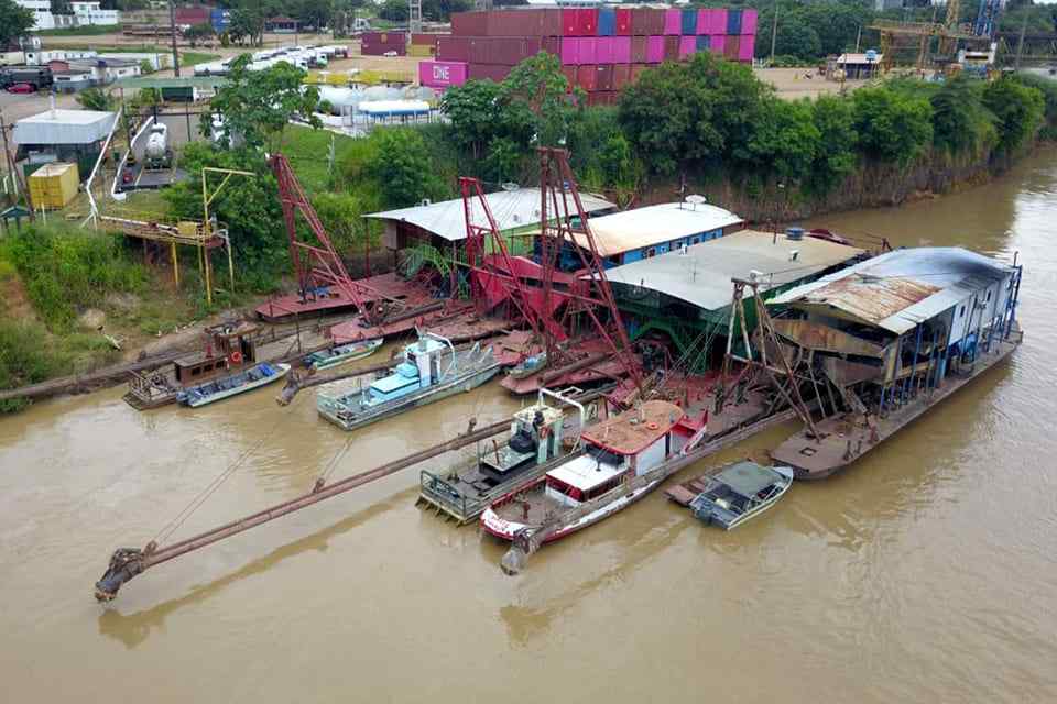 Operação apreende dragas que faziam garimpagem no rio Madeira