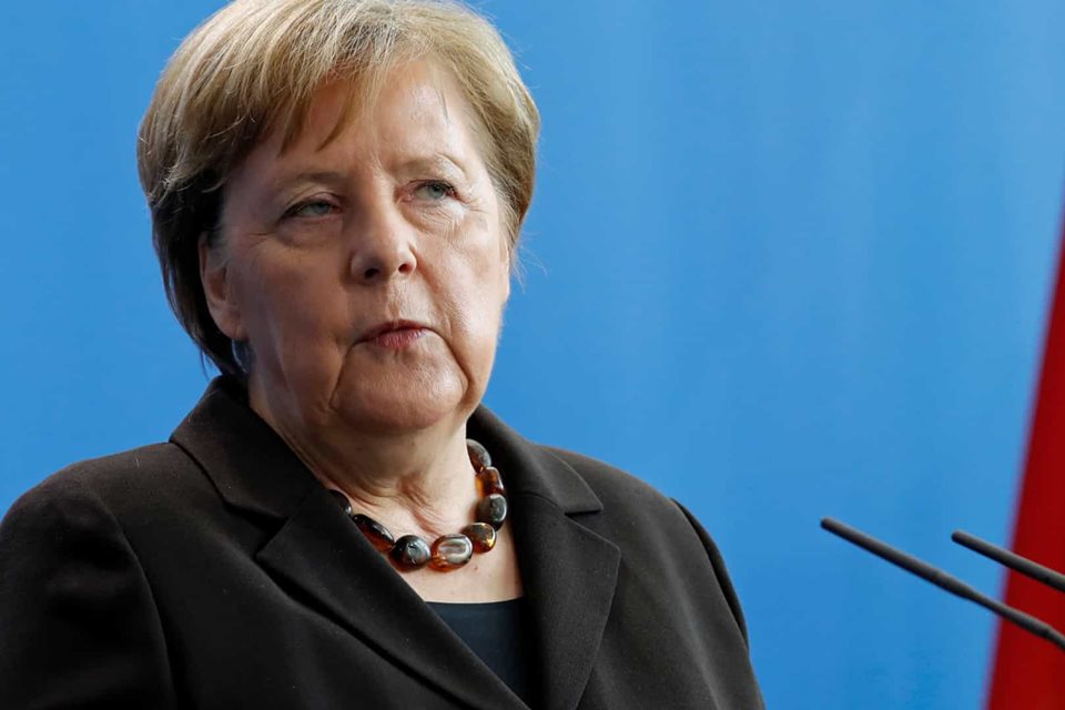Merkel pede paciência aos alemães porque situação continua 