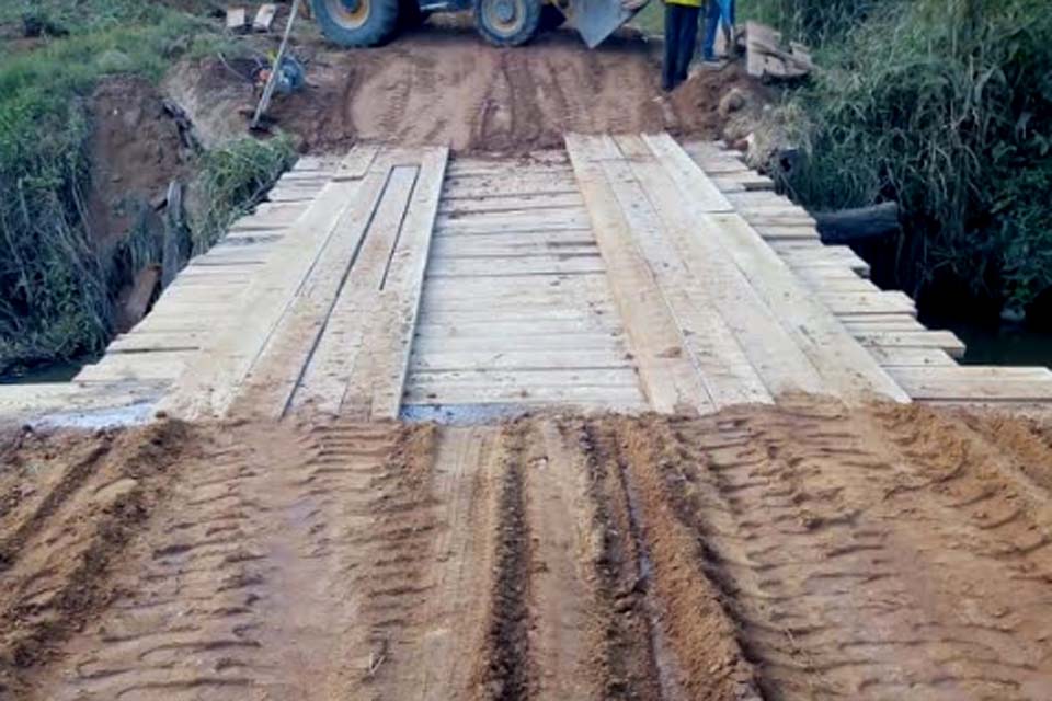 Prefeitura reconstrói ponte de madeira na linha 188 sul 