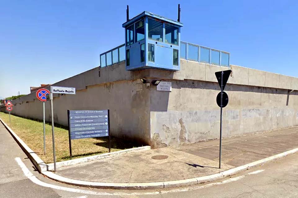 Líder da máfia italiana arranca e engole o dedo de um guarda na prisão, diz jornal