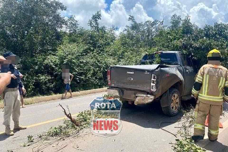 Caminhonete é arremessada para fora de pista após acidente com carreta na BR-364
