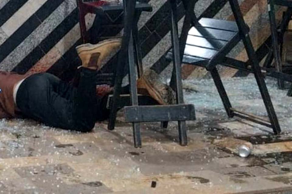 Homem é executado a tiros em conveniência de posto de combustível