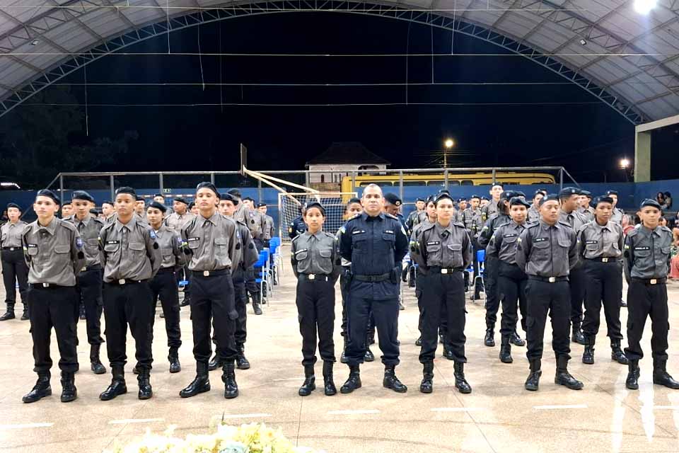 PM realiza formatura de encerramento de curso e promoção de policiais militares mirins do 6º BPM