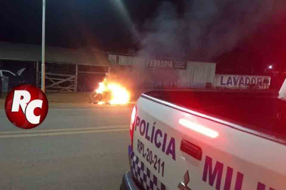 Jovem ateia fogo na própria motocicleta em São Francisco do Guaporé