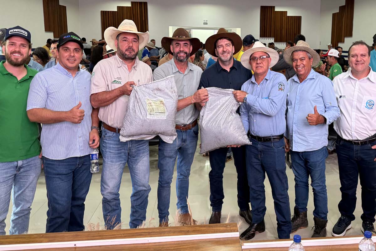 Alex Redano acompanha entrega de 11 toneladas de condicionadores de solo para produtores rurais de Ariquemes