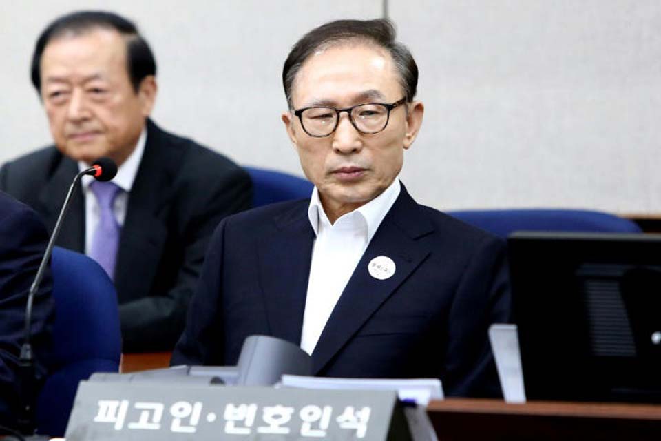 Ex-presidente sul-coreano condenado por corrupção recebe indulto