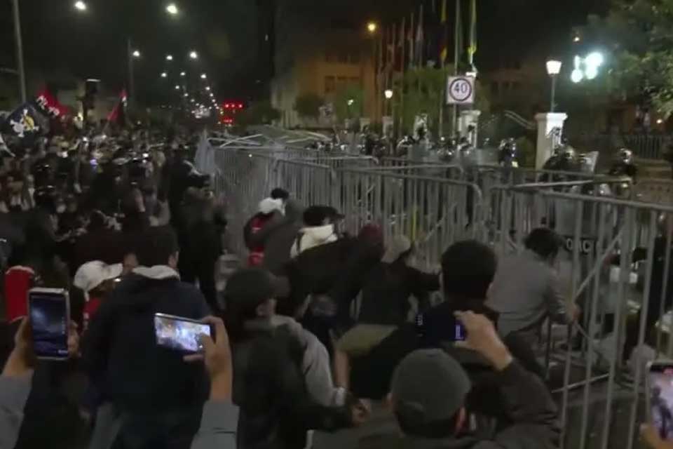 Protestos tomam ruas de Lima e polícia usa gás lacrimogêneo contra manifestantes no Peru