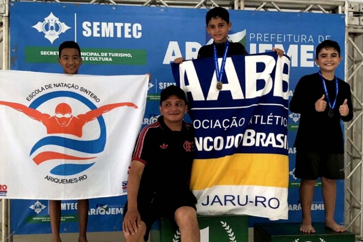 Aluno de 10 anos da AABB de Jaru conquista ouro em competição de natação em Ariquemes