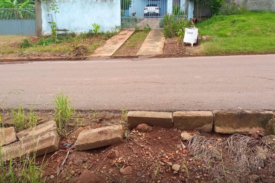 Morador denuncia que construtora quebra meio-fio ao asfaltar rua e quando chove tem casa alagada
