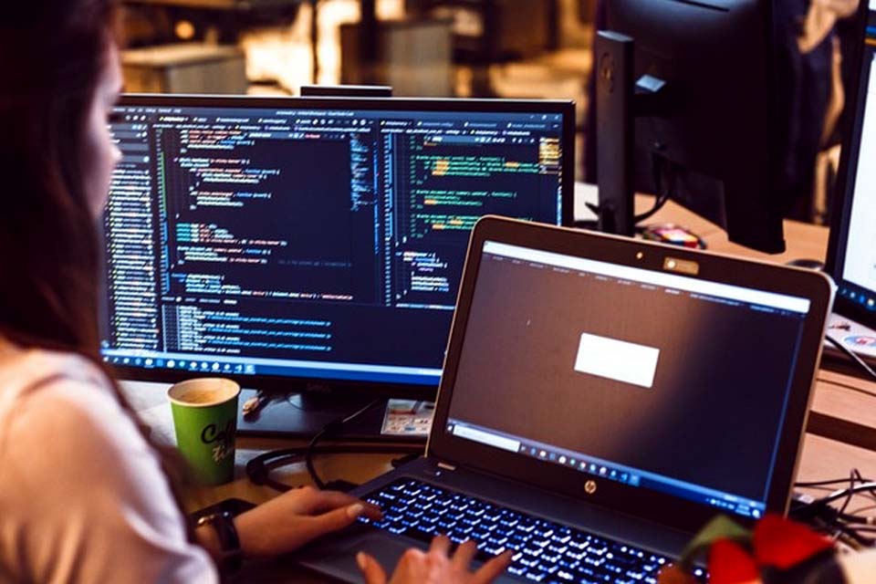 Meta, dona do Facebook, e Amazon oferecem cursos gratuitos em tecnologia