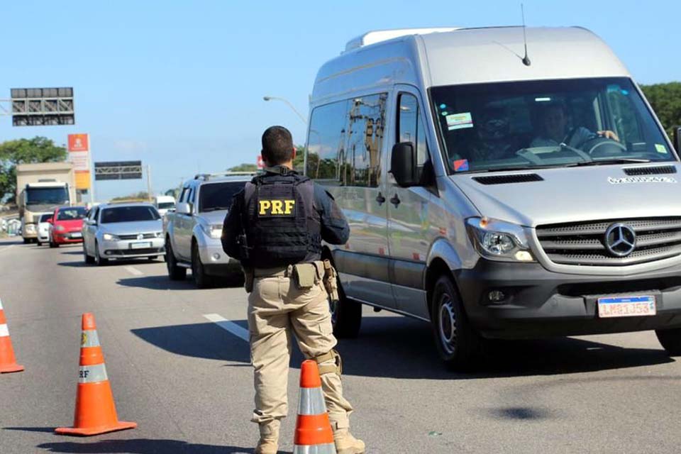 Polícia Rodoviária Federal fiscaliza uso do cinto de segurança nas estradas