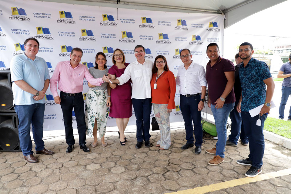 Prefeito de Porto Velho entrega nove caminhonetes para Secretaria Municipal de Saúde