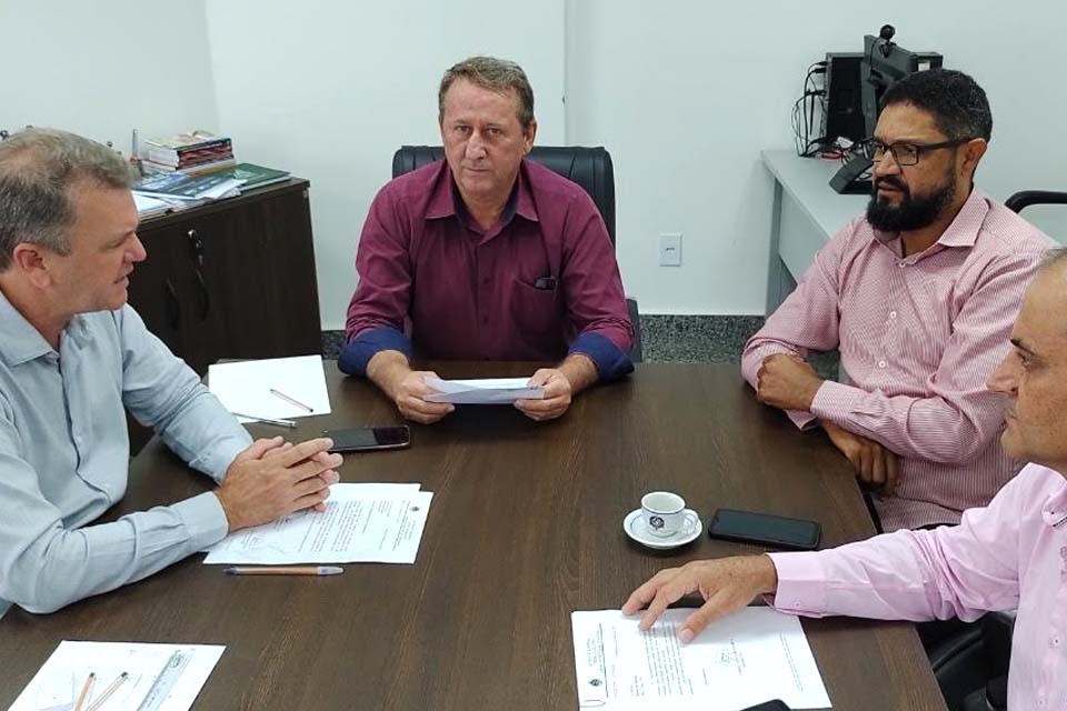 Deputado Luizinho Goebel recebe reivindicação para compra de medicamentos para a rede pública de saúde de Cerejeiras