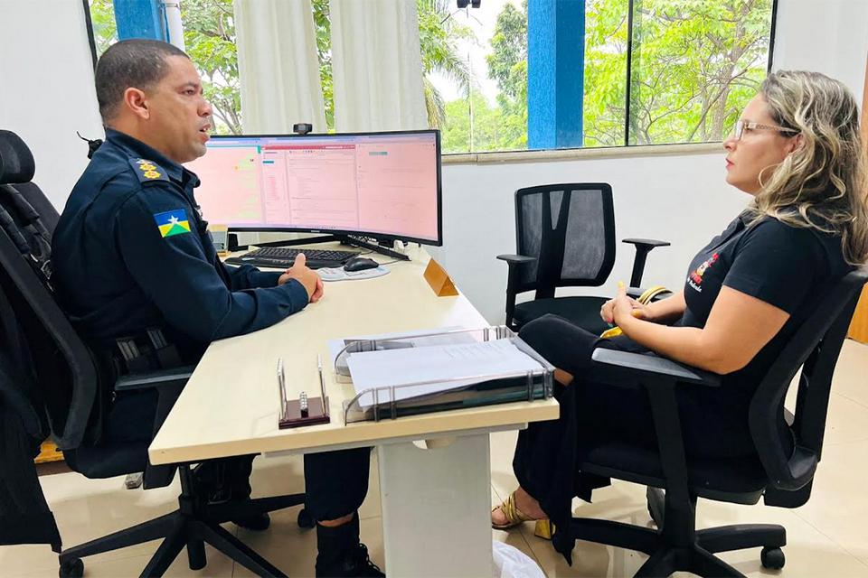 Presidente da Banda, Siça Andrade, recebe confirmação de reforço policial durante desfile do bloco