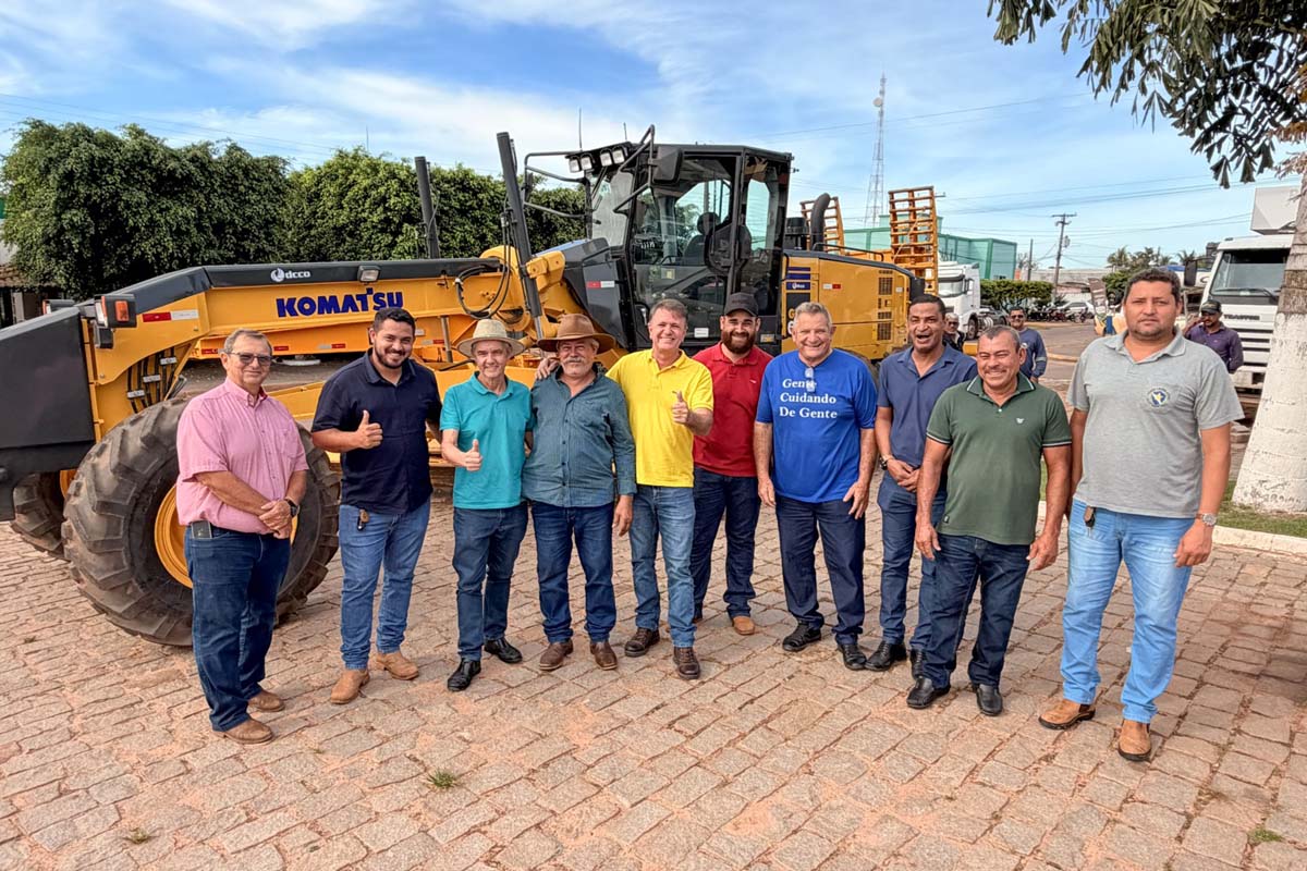 Deputado Luizinho Goebel participa de entrega de maquinário em Chupinguaia com recursos de emenda parlamentar