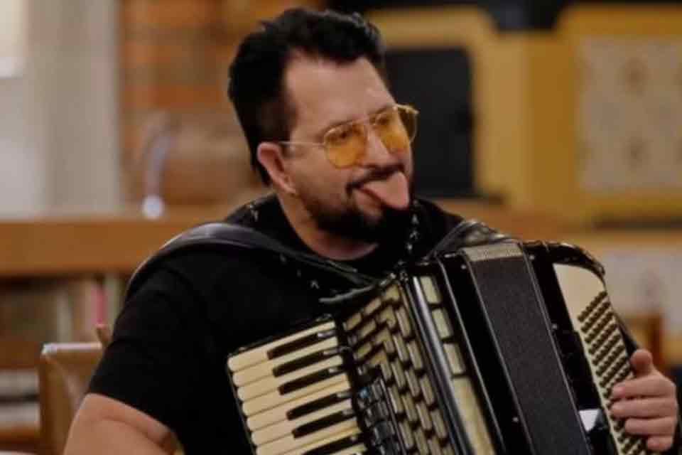 Marrone revela que tamanho da língua atrapalhava no início da carreira: “Fora do normal”