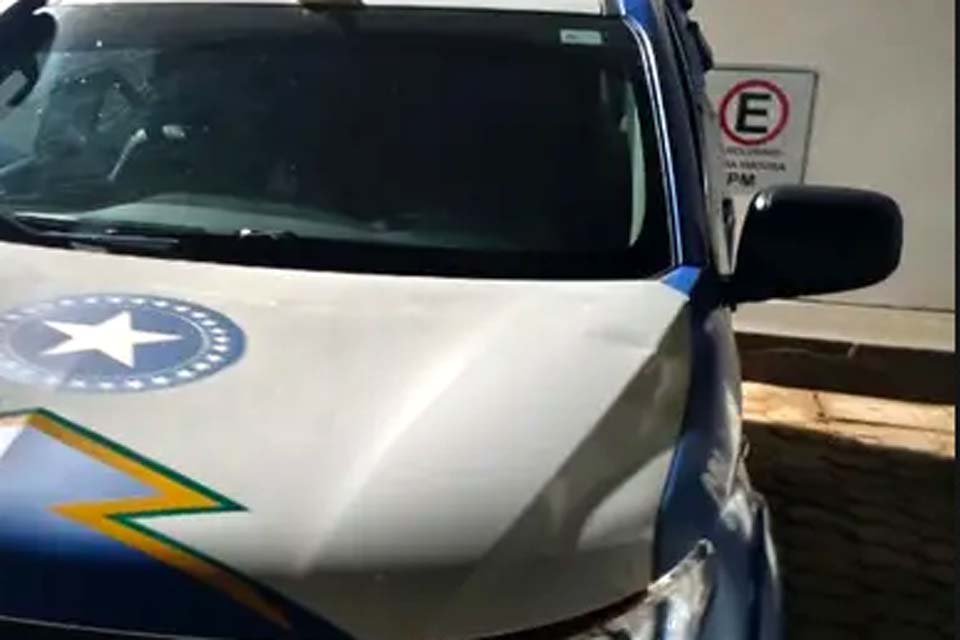 Jovem é acordada pelo namorado levando pauladas após bebedeira