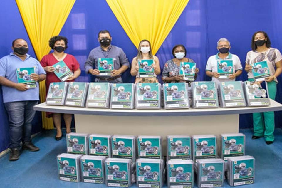 Semece faz entrega simbólica de cadernos do projeto “Educação para o Futuro”