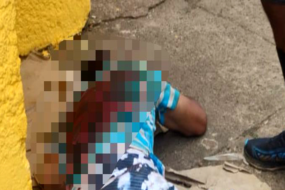 Homem é atacado a pauladas, pedradas e facada por causa de comida