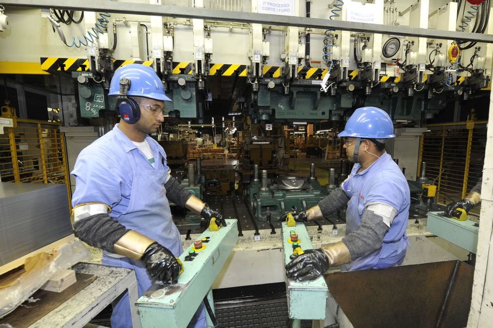 Índices de confiança devem atingir mínimos históricos em abril