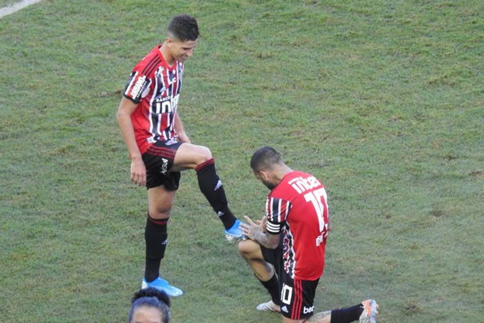 Vídeo - Daniel Alves marca e São Paulo empata com o Santos na Vila