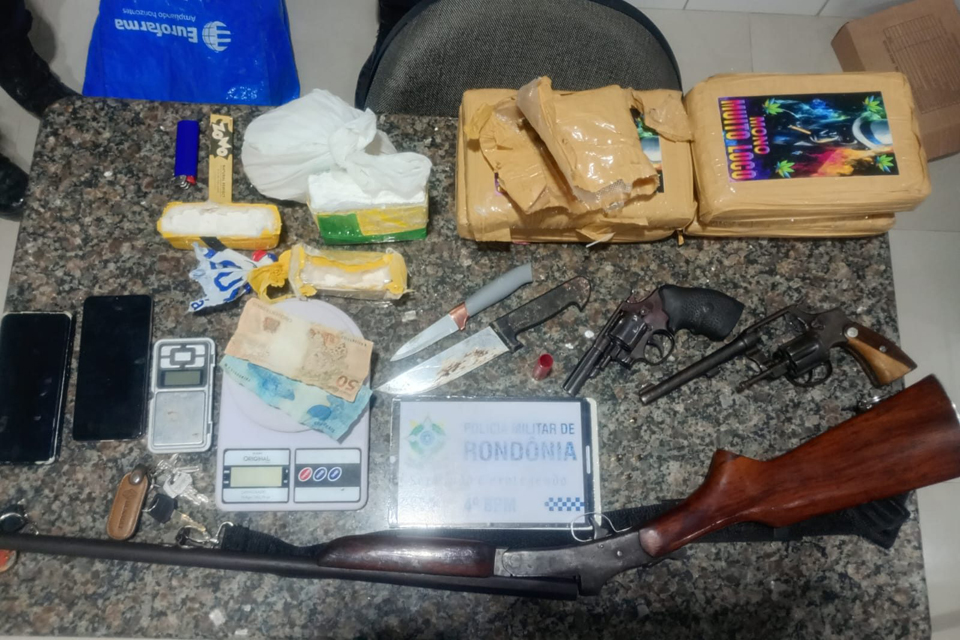 PM apreende armas, drogas e cumpre mandado de prisão