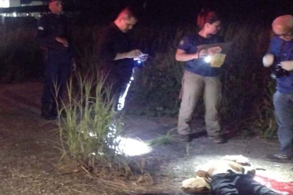 Jovem é encontrado morto com tiros na cabeça e com as mãos amarradas