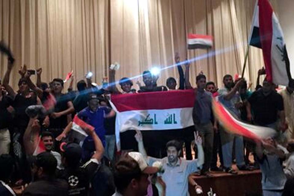 Manifestantes invadem parlamento do Iraque em protesto contra escolha de candidato