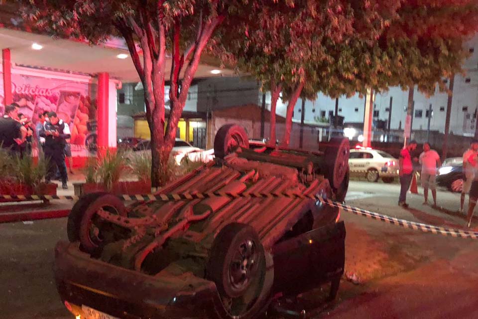 Carro de aplicativo capota após ser atingido por automóvel em Porto Velho