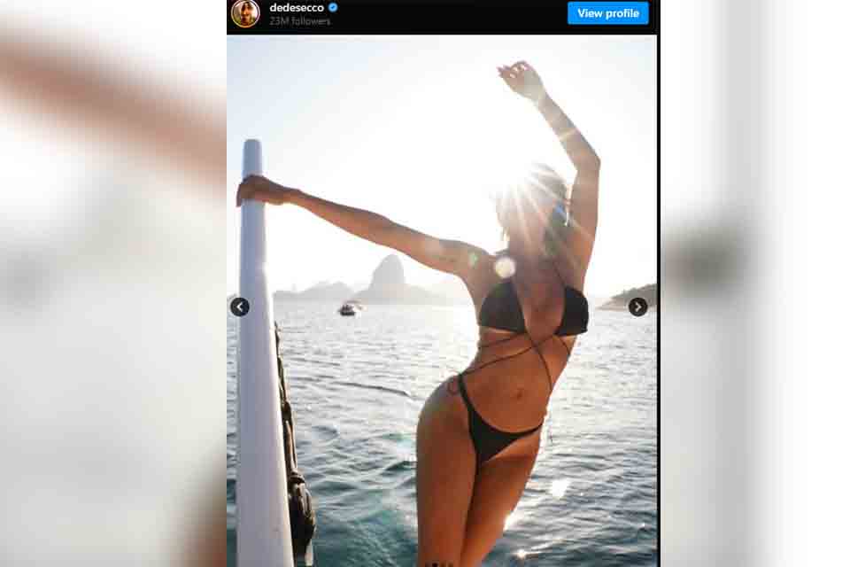 Deborah Secco exibe corpão ao posar de biquíni preto