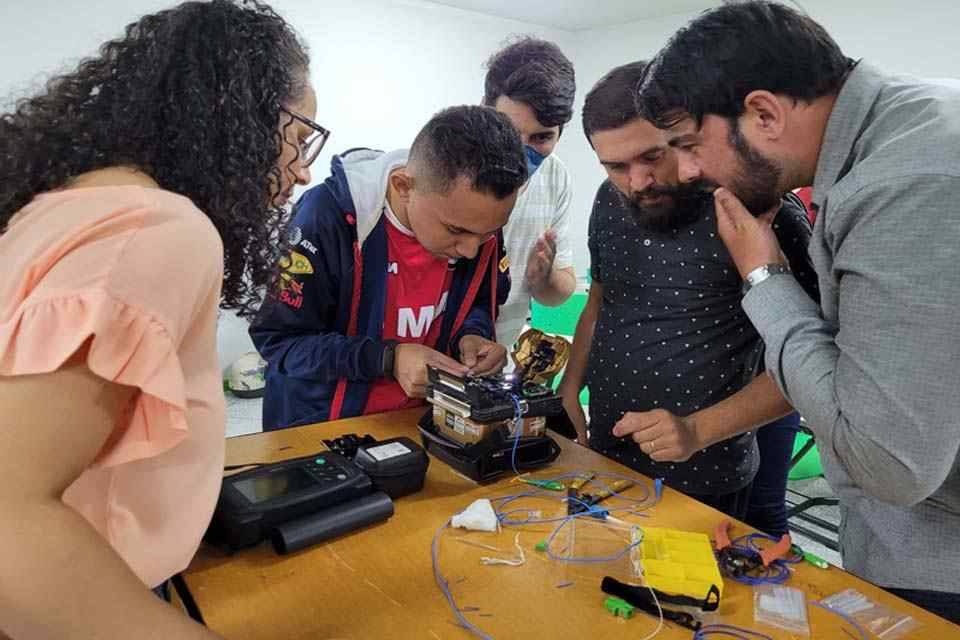 Estudantes do Campus Zona Norte têm aula prática com fibra ótica em parceria com a Superintendência Estadual de Tecnologia da Informação