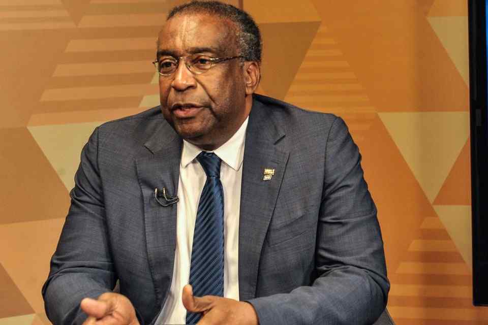 Bolsonaro anuncia Carlos Decotelli como novo ministro da Educação