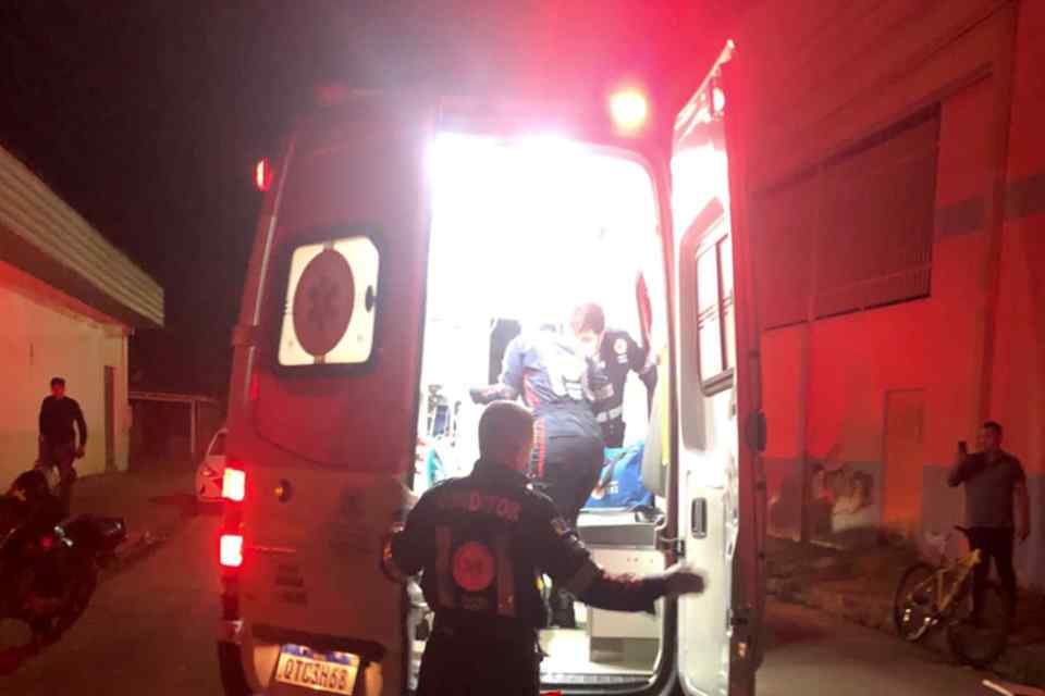 Homem sofre atentado a tiros por dupla em motocicleta na zona sul