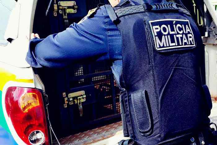 Bando é preso com três armas, notas falsas e colete da PM