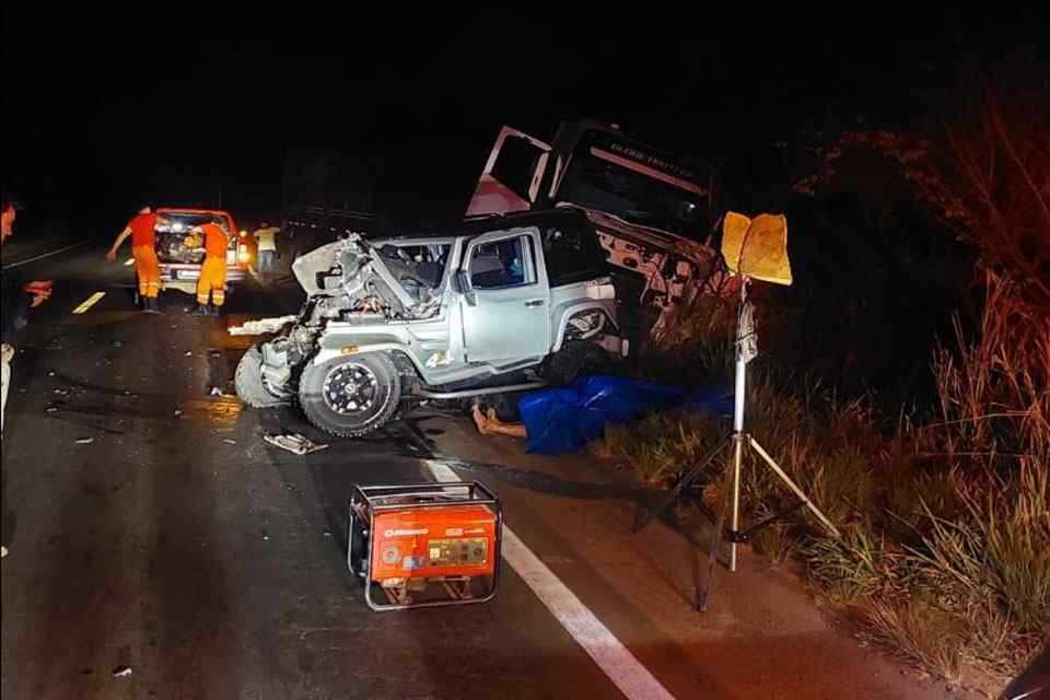 Homem morre preso a ferragens após colisão entre Troller e caminhão na BR 364