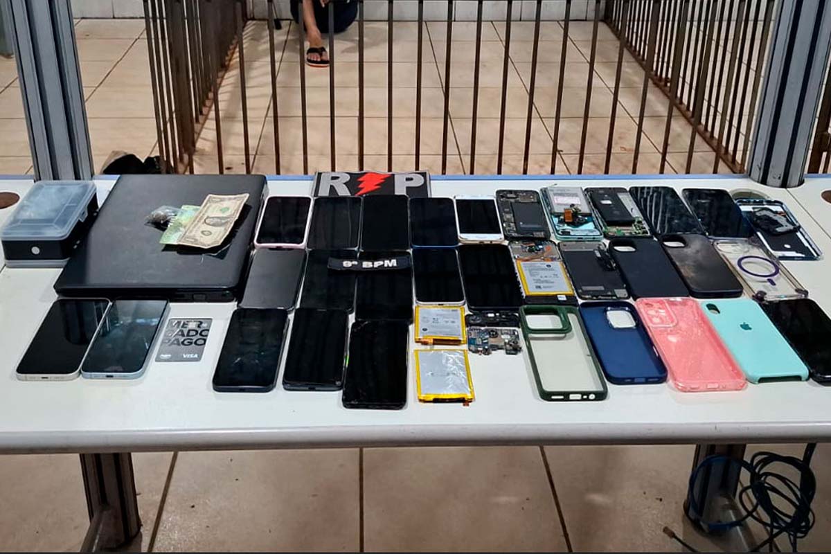 Homem é preso com celulares roubados, notebook para desbloqueio e drogas 