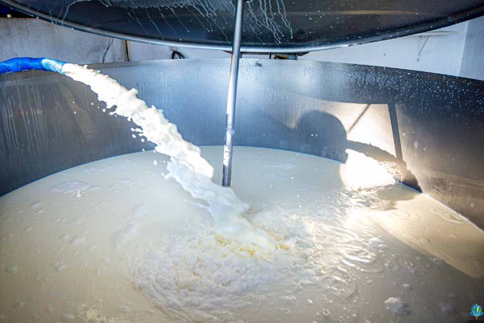 Implementos agrícolas impulsionam a produção de leite em Ouro Preto do Oeste