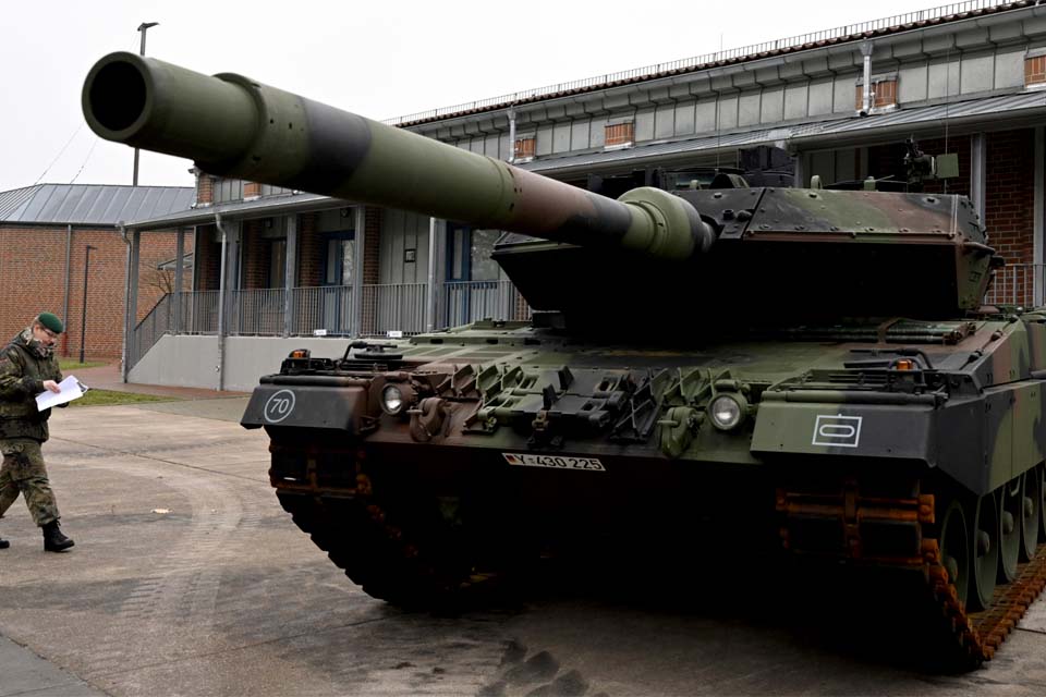 Alemanha encomenda 18 Leopards para substituir tanques enviados para Kiev