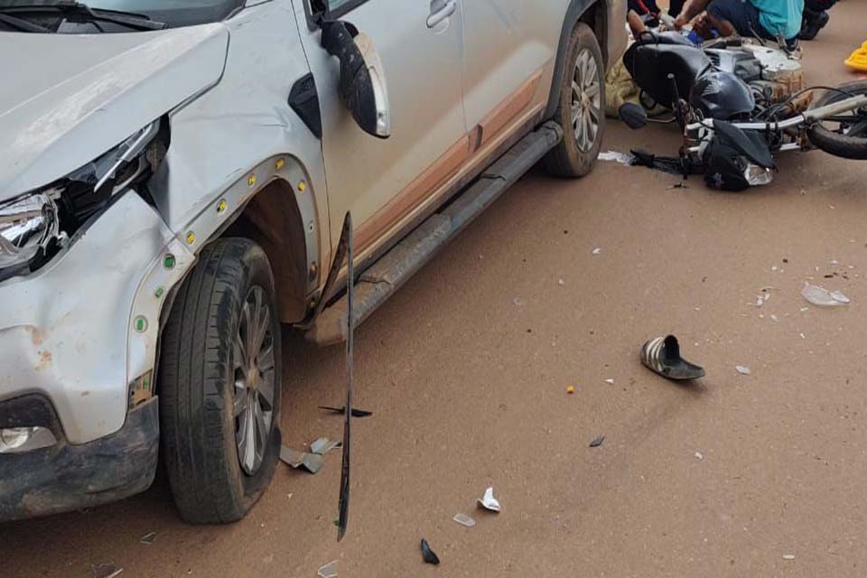 Motociclista bate de frente com carro parado durante ultrapassagem