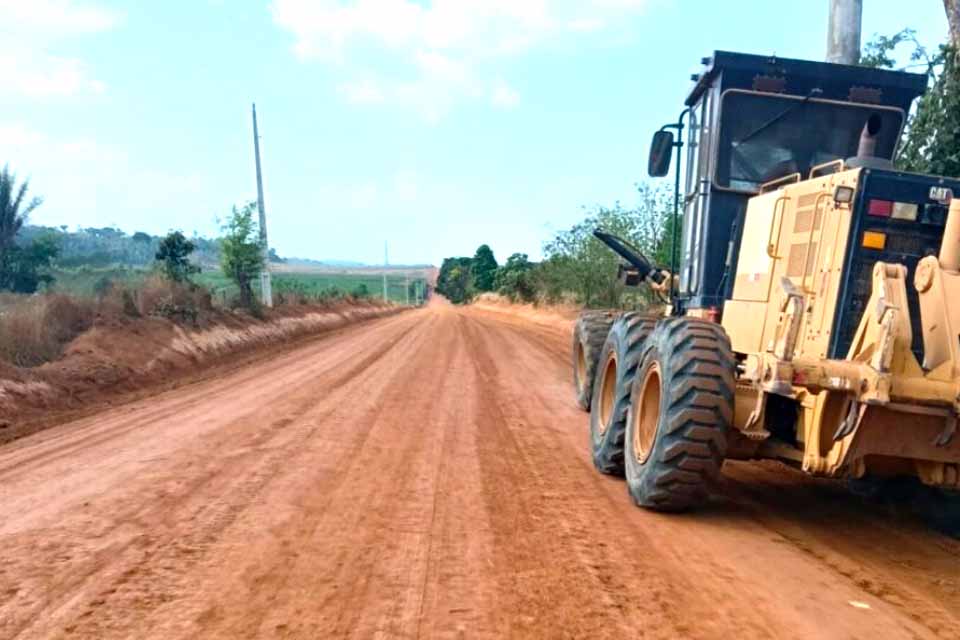 Rodovia-457, sentido Alto Paraíso, recebe serviços de recuperação do governo 