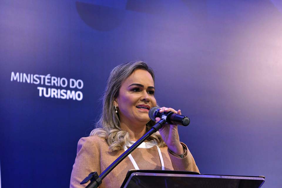 Lula mantém ministra do Turismo no cargo