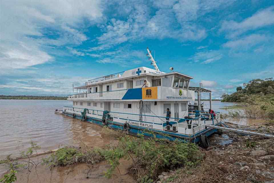 Barco leva atendimento médico e vacinação à região do Baixo Madeira