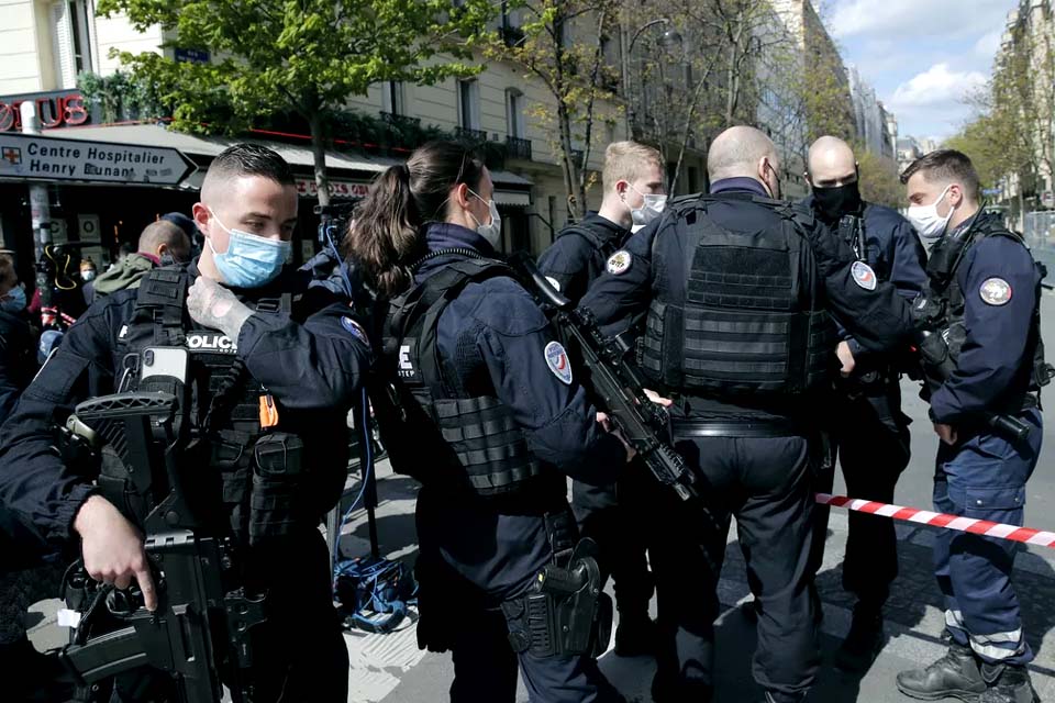 Uma pessoa é morta a tiros e outra fica ferida em Paris; atirador fugiu