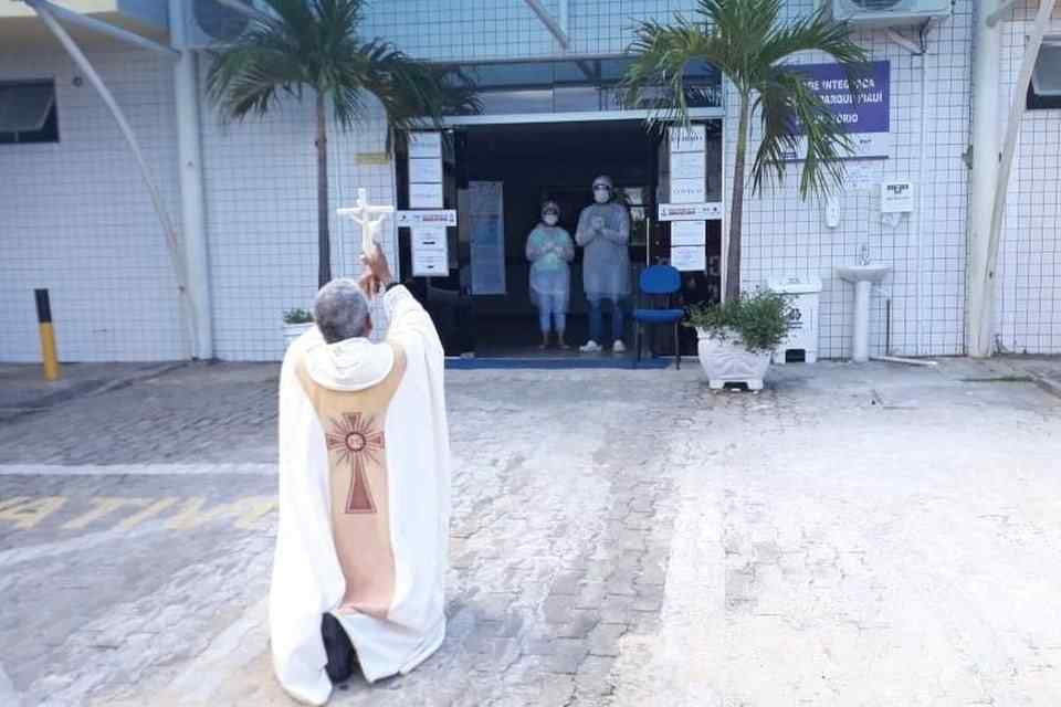 Padre visita hospitais e leva palavra de fé para profissionais de saúde no combate ao coronavírus