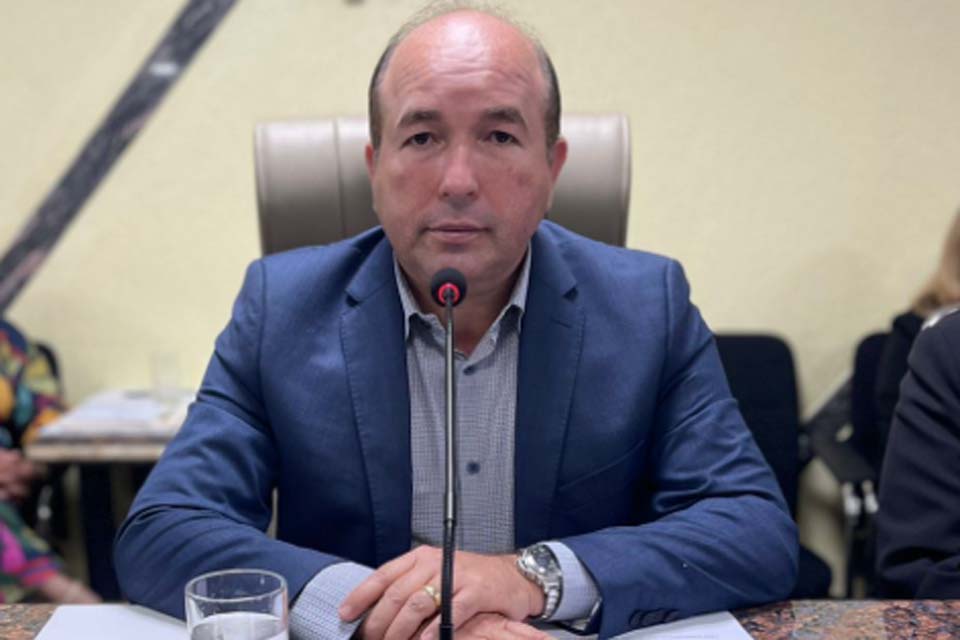 Prefeitura faz operação tapa-buracos no Bairro São Francisco após intervenção de Edwilson Negreiros