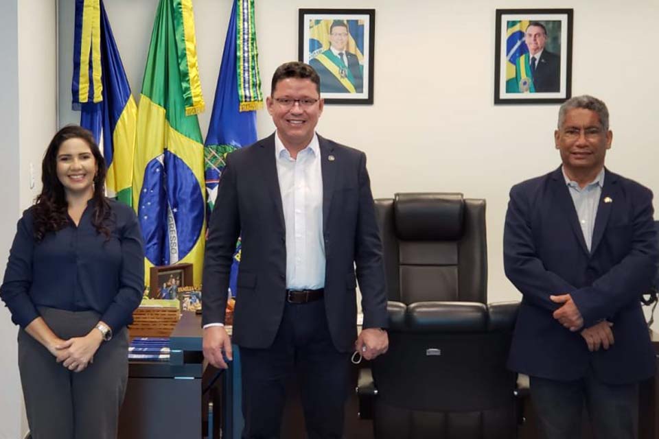 Governador Marcos Rocha empossa secretária adjunta da Secretaria de Estado da Educação