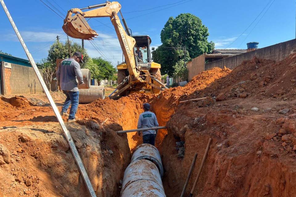 Prefeitura de Jaru constrói rede de drenagem na Rua Raimundo Barreto; serviço integra obras pavimentação da via