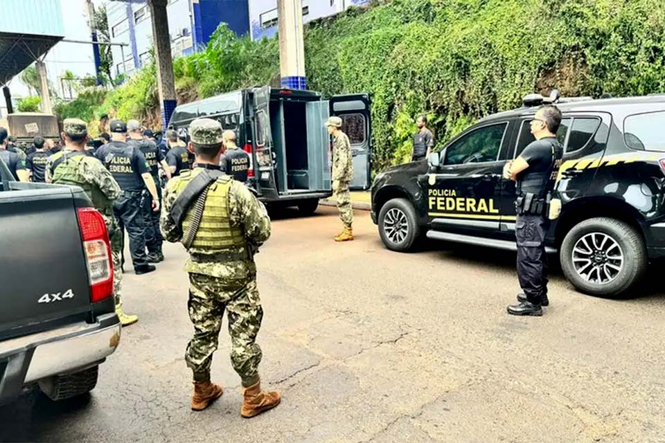 Paraguai entrega 25 presos brasileiros à Polícia Federal