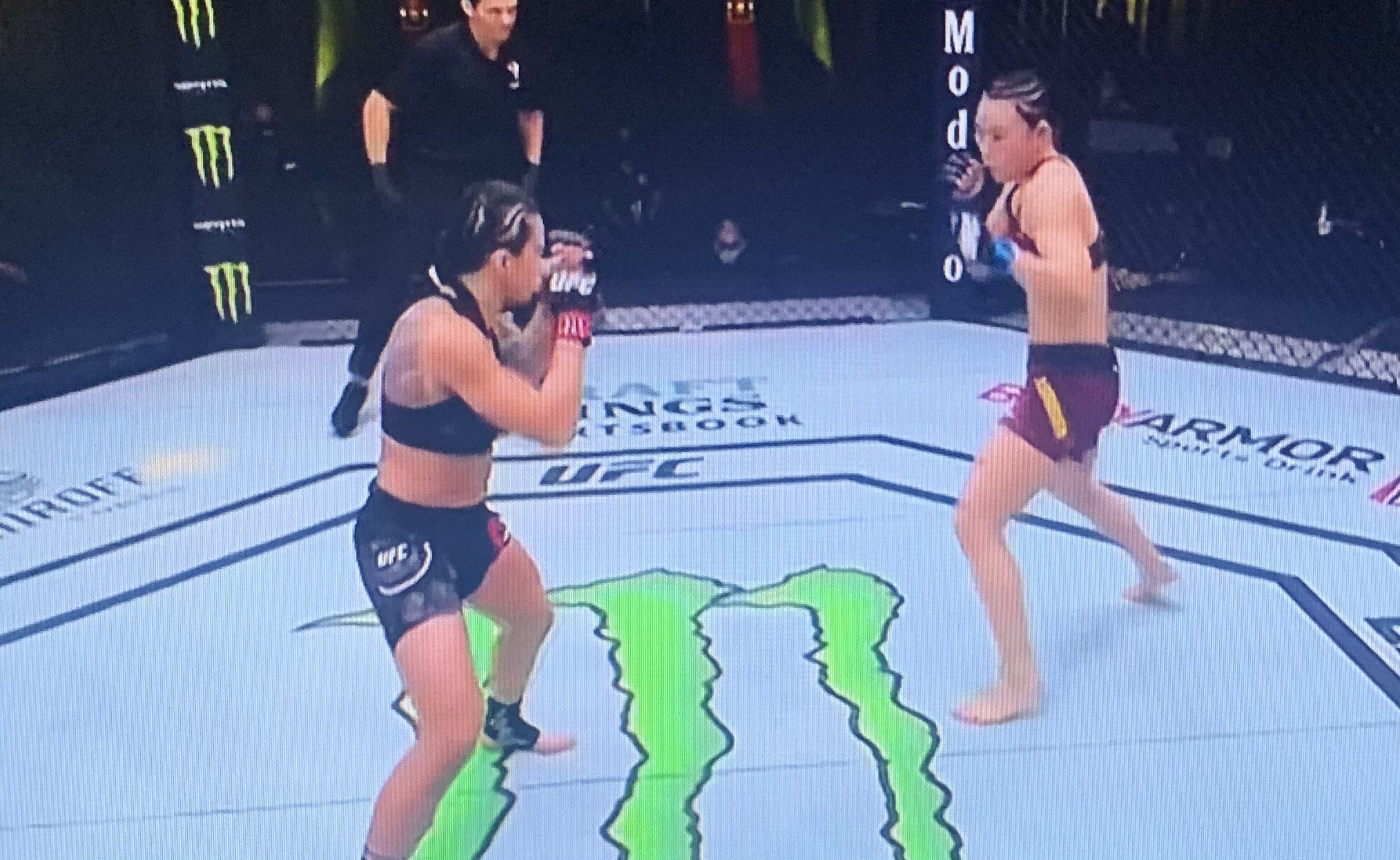 VÍDEO - Claudia Gadelha perde para Yan Xiaonan no UFC Las Vegas 13; Melhores Momentos